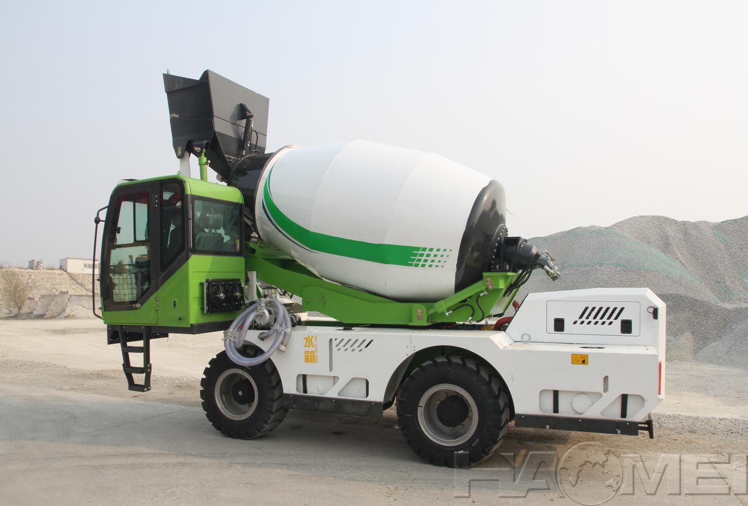 1764061195837936.jpg 4CBM-self-loading-concrete-mixer-truck.jpg