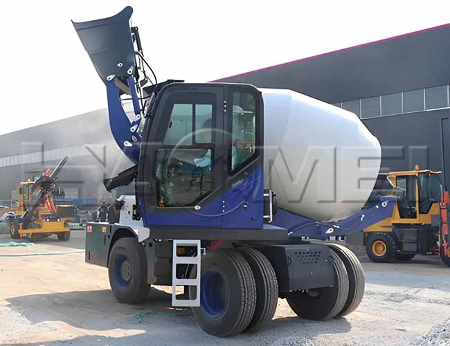 شاحنة خلط الخرسانة ذاتية التحميل مقابل خلاطة الخرسانة التقليدية