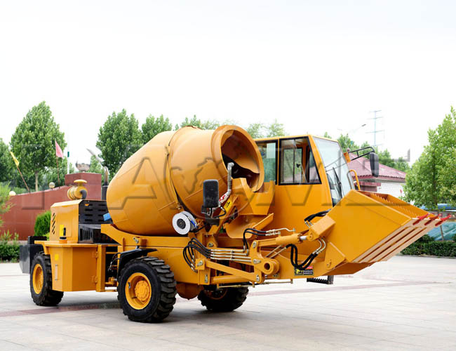 خلاطة خرسانة ذاتية التحميل سعة 4.0 متر مكعب للطرق الريفية