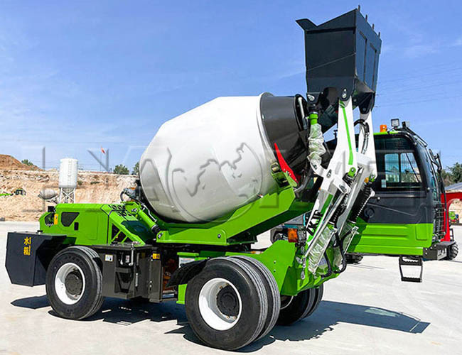 شاحنة خلط خرسانة ذاتية التحميل سعة 4.0 متر مكعب، مناسبة للخرسانة الجافة الصلبة