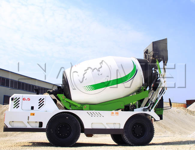 لماذا تختار شاحنة خلط الخرسانة ذاتية التحميل؟